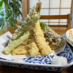 Teuchi Soba Yama Yoshi - 野菜もいっぱいで嬉しい天ぷら