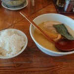 百歩ラーメン - ラーメンとライス( ´,_ゝ`)ﾌｯ