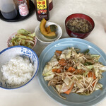 Hiyaku Jiyu - 野菜炒め定食…甘めのテイストで独特の味でした。