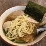 呑み喰い処 くぼ家 - 麺の様子。細ストレート麺