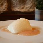 Osteria Gioia - ヨーグルトのババロア 桃のソース