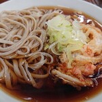 ふじや食堂 - かき揚げを温かい汁に浸した後、そばを投入し・・・