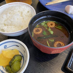Maruhachi - ご飯、香の物、赤出汁