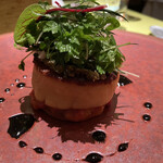 モノリス - ホタテ、トマトのソース、ブラックオリーブのタプナード、バルサミコ酢