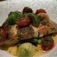 モノリス - スズキの焦がしバターソースと芽キャベツ、ニンニク、ドライトマト、ケッパー