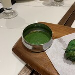 Zaffron Kitchen - 緑チキン用ソースも緑...