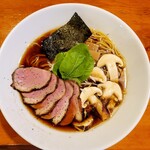 自然派ラーメン 神楽 - ＜燻製鴨ラーメン＞（１６５０円）＋松茸トッピング（７００円増し）