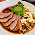 自然派ラーメン 神楽 - ＜燻製鴨ラーメン＞（１６５０円）＋松茸トッピング（７００円増し）