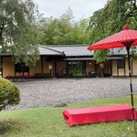 ロペ倶楽部 テラスレストラン - 長屋門（車寄せ）