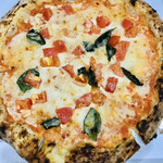 La Trattoria Estorto - トマトとバジルのピザ！これうまい！テイクアウト