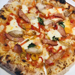 La Trattoria Estorto - ソーセージ、チキン、野菜、とうがらしの辛いピザ！