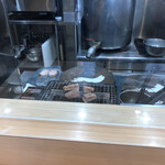 飯田商店 - 幽庵焼きを炙ってます