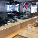 飯田商店 - 麺を入れる飯田氏