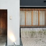 馳走 啐啄一十  - 店舗外観
      落ち着いた雰囲気
      槍鉋で削り出された扉が重厚な雰囲気を醸し出しています