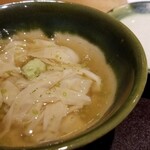 馳走 啐啄一十  - ①黒鮑(山口県周防大島産)、京湯葉&蕪、羅臼昆布のお椀(広島県竹原市の超軟水使用)
      羅臼昆布の出汁は主張のある多重な旨みが特徴なコクのある味わい
      とろみのあるお出汁、食べるのがメインのお椀です