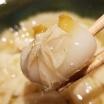 馳走 啐啄一十  - ①黒鮑(山口県周防大島産)、京湯葉&蕪、羅臼昆布のお椀(広島県竹原市の超軟水使用)
      産卵期は秋～冬、旬は初夏～夏
      90℃で4時間煮られた黒鮑は軟らかく旨みもバッチリ
      京湯葉ともマッチしています