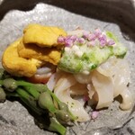 馳走 啐啄一十  - ②レア茹で本ミル貝(愛知県一色産)、レア茹で車海老(長崎県産)、赤雲丹(熊本県天草市五和産)ミズの実(山菜)(山形県産)、刻み秋葵載せ
      本ミル貝の旨み、車海老の華やかな甘み、赤雲丹は上品な旨み&甘み