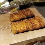 馳走 啐啄一十  - ③炭火焼き海鰻(福岡県有明海産)
      産卵期は初夏～晩秋、マリアナ海嶺付近で産卵
      5年~15年掛けて成熟、旬は秋～晩秋
      鰻の脂で身の表面を揚げ焼きにするのだが爆ぜる泡の大きさをコントロールするのがポイント