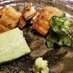 馳走 啐啄一十  - ③炭火焼き海鰻(福岡県有明海産)、だだちゃ豆餅(山形県鶴岡産)、胡瓜生酢
      丹波黒豆と並ぶブランド絵だ前のだだちゃ豆
      粗く摺り潰しただだちゃ豆は豊潤な薫りを纏い、噛むほどに旨みと甘みが広がります