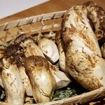 馳走 啐啄一十  - ④松茸(長野県産)
      まだ出始めでサイズは小さいものの、今年初の松茸
      想定外だったので松茸が出ただけでも感謝