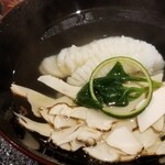 馳走 啐啄一十  - ④虎魚と薄切り松茸の利尻昆布&血合い抜き鮪節のお椀
      利尻昆布出汁は透明感がありながらも輪郭がはっきりしたキレのある味わい
      血合いを取り除いた鮪節は透明感と濃い旨みを両立します