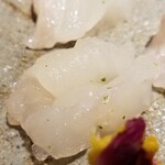 馳走 啐啄一十  - ⑤虎魚(広島県豊島産、2日寝かせ)
      浅い寝かせを細胞の並びと逆目に包丁を入れ、細胞を破壊して旨みを感じ易くしています
      河豚と同じく低脂肪、肝に脂を溜め、身にアミノ酸を蓄え旨みも抜群