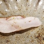 馳走 啐啄一十  - ⑨炭火炙り赤鯥(山形県庄内産、700g、5日寝かせ)
      産卵期は初夏～初秋、旬は晩秋～晩冬
      脂のりは、日本海>大平洋>東シナ海の順
      炭火炙りでほんのり芳ばしく、濃厚な旨みと甘みが余韻を残します