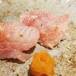 馳走 啐啄一十  - ⑩炭火炙り金目鯛(静岡県駿河湾産、サスエ前田魚店、7日熟成)
      産卵期は夏、旬は秋～晩冬
      旬の走りで脂のりはこれから
      口腔に拡がる芳ばしさ、上品かつ濃い旨み、儚く消えるあと味、素晴らしい