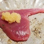馳走 啐啄一十  - ⑪もち鰹(静岡県駿河湾産、サスエ前田魚店)、暮坪蕪(岩手県産)載せ
      餌釣りで一匹ずつ丁寧に釣られ、釣り上げ直後に船上放血した極上の鰹
      血生臭く無く鰹の薫りが素晴らしく、身がプルプルと震える程の弾力