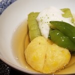 馳走 啐啄一十  - ⑫狩留家茄子(広島県広島市狩留家産)、銀の玉蜀黍(山形県産)の真薯、高峯唐辛子(京都府産)、蔓紫の花載せのお椀
      糖度20の玉蜀黍の真薯はとても甘い、茄子も瑞々しさが残り良かった