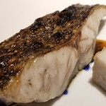 馳走 啐啄一十  - ⑬黒鯥(静岡県駿河湾産、サスエ前田魚店、5日寝かせ)
      この日は水分を残したふっくらとした焼き方で、箸を入れると蒸気が立ち昇り、皮はパリパリ、脂の活性化した旨みが抜群
      でも水分は滲み出ないという絶妙さ