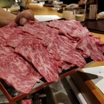 馳走 啐啄一十  - ⑭榊山牛(広島県熊野産、雌)
      ①32ヶ月以上の長期肥育(生体熟成)、②自牧場での餌の配合、③ストレスのない牛舎の整備、などコストと手間を掛けて飼育されています