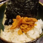 馳走 啐啄一十  - ⑮塩水赤雲丹(山口県上関産、2年熟成)載せご飯
      漁師さんの手作業で馳走啐啄一十向けの特別仕様の塩水雲丹を2年熟成
      透明感のある上品な甘みを残しつつ、濃厚な旨みが印象的