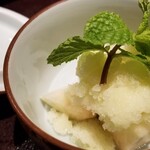 馳走 啐啄一十  - ⑰桃(長野県産)、メロンのグラニテ&ミント載せ
      甘みのしっかりした桃にメロンのグラニテ、フレッシュでクールなフルーツミックスを頂きました