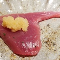 馳走 啐啄一十  - ⑪もち鰹(静岡県駿河湾産、サスエ前田魚店)、暮坪蕪(岩手県産)載せ
                    餌釣りで一匹ずつ丁寧に釣られ、釣り上げ直後に船上放血した極上の鰹
                    血生臭く無く鰹の薫りが素晴らしく、身がプルプルと震える程の弾力