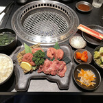 Yakiniku Aru Nijuukyuu - 