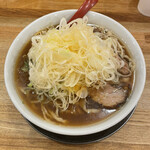 麺や 七彩 - ネギらーめん(1300円) 大盛無料←ありがたい