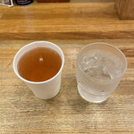 麺や 七彩 - 温かいお茶の「べにふうき」はセルフサービス