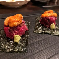 西麻布 肉粋やまもと - ユッケと雲丹の海苔巻き
