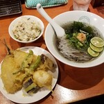 麺屋 六感堂 - 天ぷらがのった青いラーメン＋味玉天増し＋チャコ飯