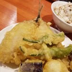 麺屋 六感堂 - 天ぷらがのった青いラーメン＋味玉天増し