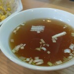 中華料理 鳳凰 - 炒飯には矢張りこの中華スープが欲しいです。炒飯をレンゲで一匙（ひとさじ）二匙（ふたさじ）パクパクやってから、この中華スープをひと口いただきます。この繰り返しの行為を（出来れば）永遠にやり続けたい。