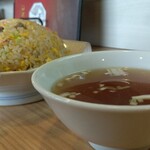 中華料理 鳳凰 - 中華スープ越しの炒飯。綺麗なお山が見えますね。