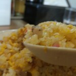 中華料理 鳳凰 - 一匙（ひとさじ）掬（すく）ってお口に運びます。嬉しいひと時。