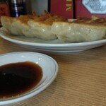 中華料理 鳳凰 - お友達が作ってくれたタレ。なので醤油優勢です。