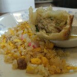 中華料理 鳳凰 - ギョーザを噛じって中身を見せるなんて大胆過ぎないかな？