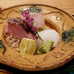 茜坂大沼 - 横須賀の黒睦焼き霜・利尻の鮃・長崎の白烏賊。黒睦、皆様が口々に美味しいと仰いますが、私は異端児、苦手なんです・・(´;ω;｀)