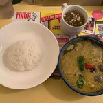 Thinundainingu - 鶏とナスのグリーンカレー