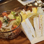 珈琲はうす あんず村 - どんすぱセットのサラダ＆サンドイッチ（１２００円）
