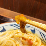 丸亀製麺 - 小さいですが、豚肉も入っております。